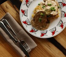 Запеченная буженина с мятым картофелем и горчичным соусом