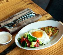 Драники с заправленным салатом и глазуньей 