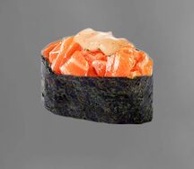 Гункан с лососем (острый)