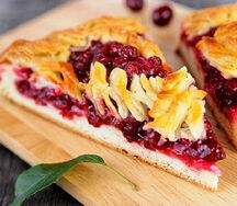 Пирог постный с брусникой