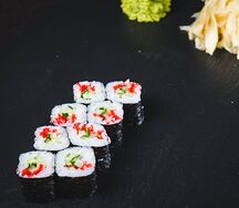 Ролл классический с огурцом и тобико