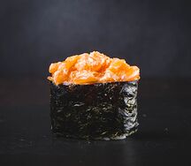 Гункан с лососем спайси