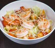 Салат цезарь с креветками