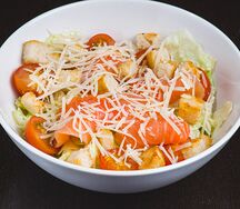 Салат Цезарь с лососем