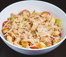 Салат Цезарь с курицей