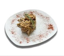 Куриная грудка гриль с вешенками и луковыми чипсами