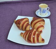Круассан с клубничным джемом