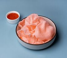 Креветочные чипсы с соусом Чили