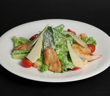 Салат Цезарь с курицей
