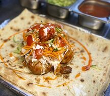 Курица гриль с овощами соусом в лаваше