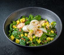 Теплый салат с морепродуктами