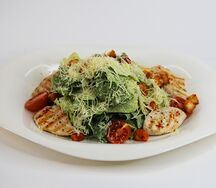 Салат Цезарь с курицей