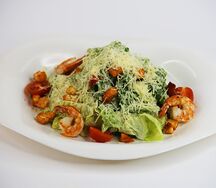 Салат Цезарь с креветками