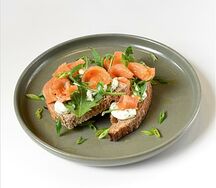 Брускетта с лососем