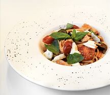 Спагетти с курицей и томатами