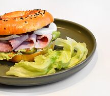 Бейгл с ветчиной и сыром