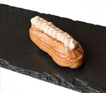 Эклер шоколадный с вишневым конфи