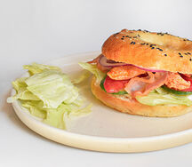 Бейгл с курицей и беконом