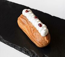 Эклер сливочный с малиновым конфи