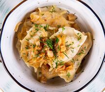 Вареники с мясом, заправленные луком и шкварками