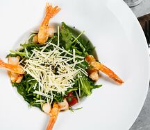 Салат с рукколой и креветками