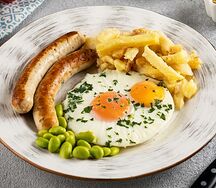 Глазунья с колбасками из индейки, запеченным картофелем и бобами эдамаме