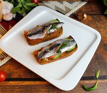 Тосты с килькой
