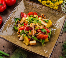 Салат с жареным сыром и орехами кешью