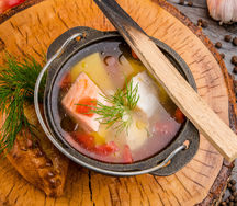 Уха рыбацкая, поданная с горящей щепой