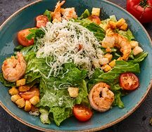 Салат Цезарь с тигровыми креветками