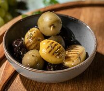 Ассорти оливок и маслин