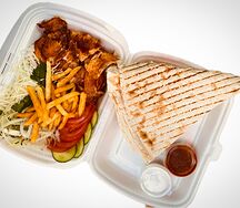 Шаурма куриная на тарелке