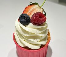 Ванильный капкейк с лесными ягодами