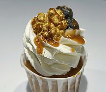 Морковный капкейк с карамелью и грецким орехом