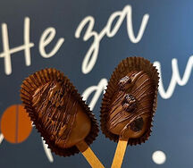 Шоколадный брауни-эскимо с вишней