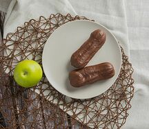 Эклер в шоколадной глазури