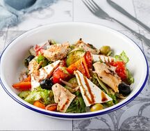 Греческий салат с курицей 