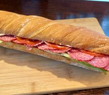 Сэндвич на багете с салями