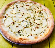 Пицца с грушей и сыром дорблю