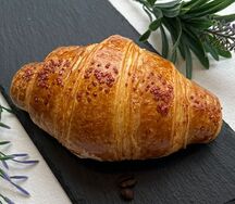 Круассан с малиной