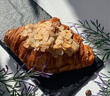 Круассан с миндальным кремом