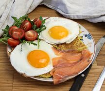 Плотный завтрак с драниками и лососем