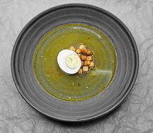 Бульон куриный с яйцом и гренками