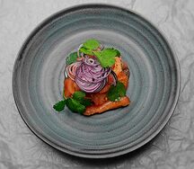 Салат из томатов с красным луком и кинзой