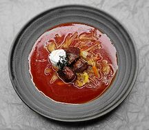 Борщ с говядиной и сметаной