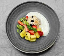 Смузи-боул с йогуртом, гранолой и фруктами