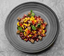 Салат из фасоли с кукурузой и ржаными гренками