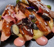 Утка Конфи с пюре из сельдерея и яблока, под фруктовым соусом