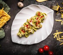 Паста с лососем, креветками, шпинатом и икрой