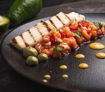 Тартар из лосося с манго и соусом маракуйя